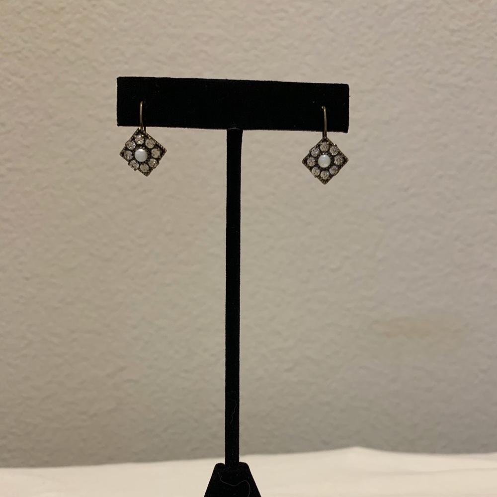 Gold tone clear crystal and pearl earrings.